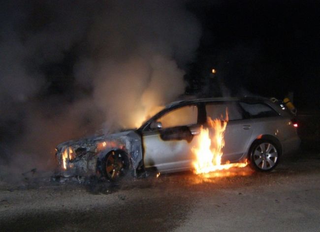 Na ceste pred Hlohovcom horelo osobné auto