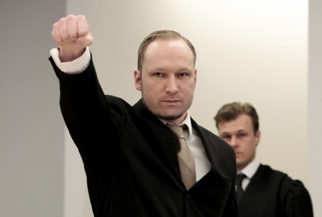 Masový vrah Breivik šokuje, chce vlastný fašistický spolok