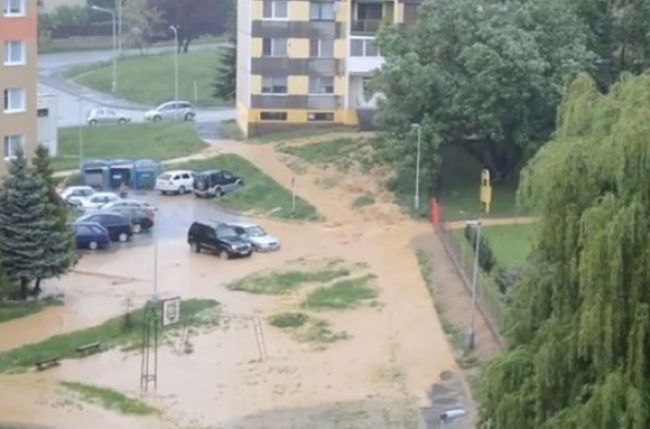Video: Rožňavou sa prehnala prietrž, voda posúvala autá
