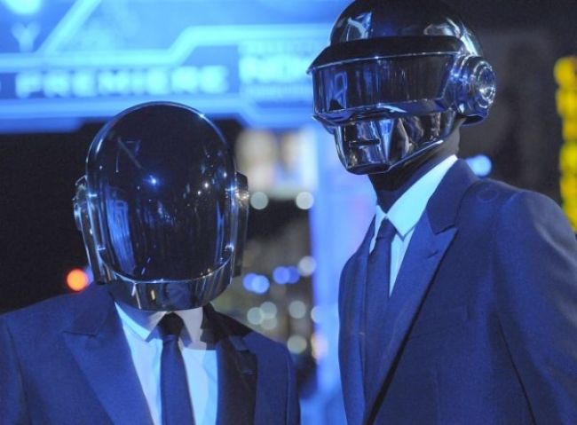 Daft Punk sú naďalej na vrchole singlového UK Chartu