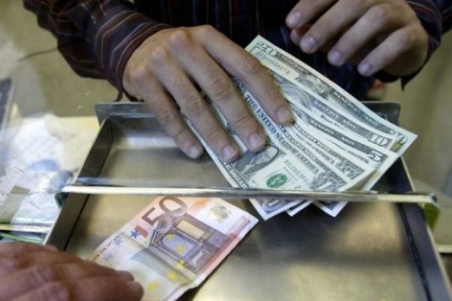 Euro aj japonský jen klesli voči doláru