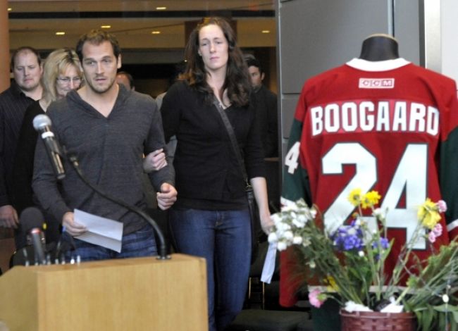 Pozostalí po útočníkovi Derekovi Boogaardovi žalujú NHL