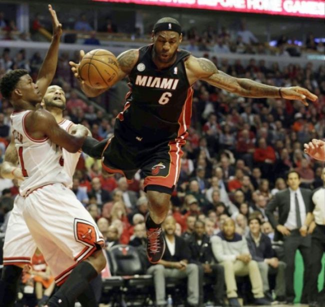 Miami deklasovalo Chicago, Heat a Memphis majú mečbal