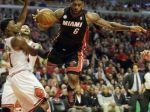 Miami deklasovalo Chicago, Heat a Memphis majú mečbal