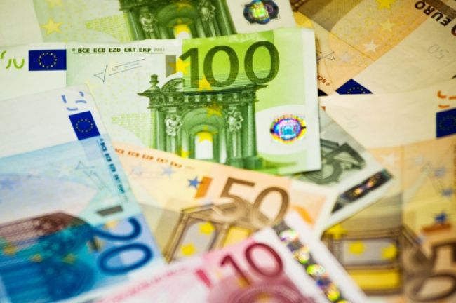 Euro voči doláru kleslo na šesťtýždňové minimum