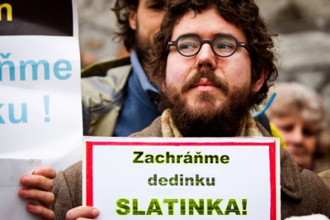 Aktivisti sa snažia zachrániť dedinku Slatinka pred zbúraním