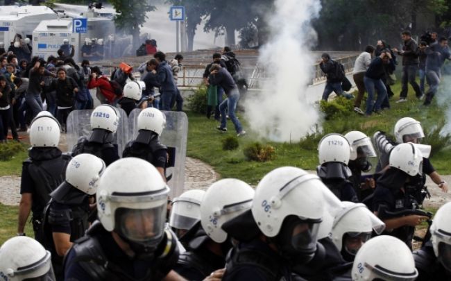 Polícia v Turecku rozohnala protivládny protest študentov