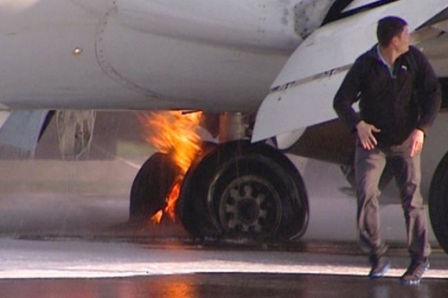 Video: Na letisku Vnukovo začal horieť pri pristávaní Boeing