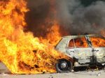 Rozzúrení mladíci vo Švédsku podpaľovali autá a domy