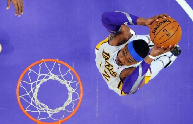 Howard zabrnkal Lakers na nervy, pôjde s kožou na trh