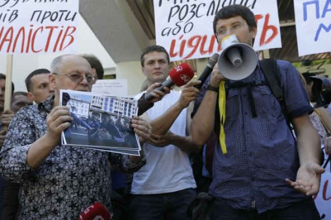 V Kyjeve protestujú novinári, policajti ich neochránili