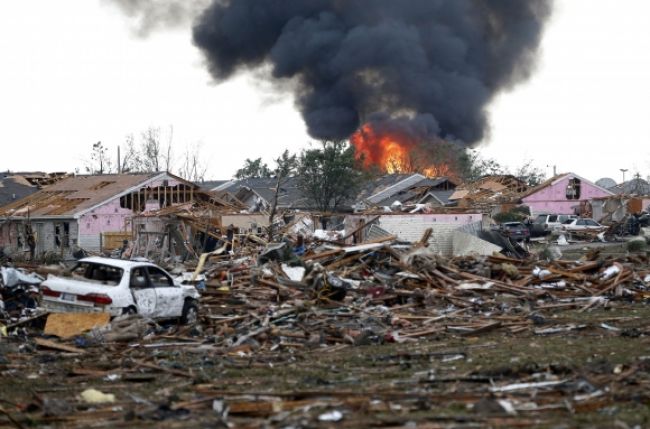 Video: Silné tornádo znivočilo Oklahomu, počet obetí znížili