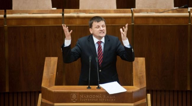 Nezaslúžite si, aby sa tu svietilo, odkázal Hlina poslancom