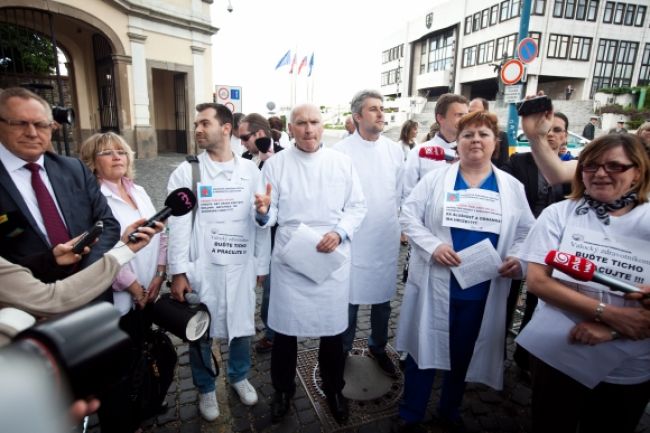 SMER si pripravil kladivo na zdravotníkov, tvrdí Novotný