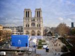 V Notre-Dame sa zastrelil ´spisovateľ´, chrám evakuovali