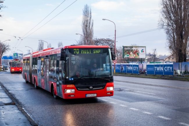 V Bratislave sa zrazilo osobné auto s autobusom