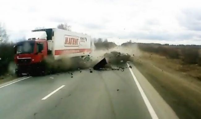 Video: Čelná zrážka s kamiónom