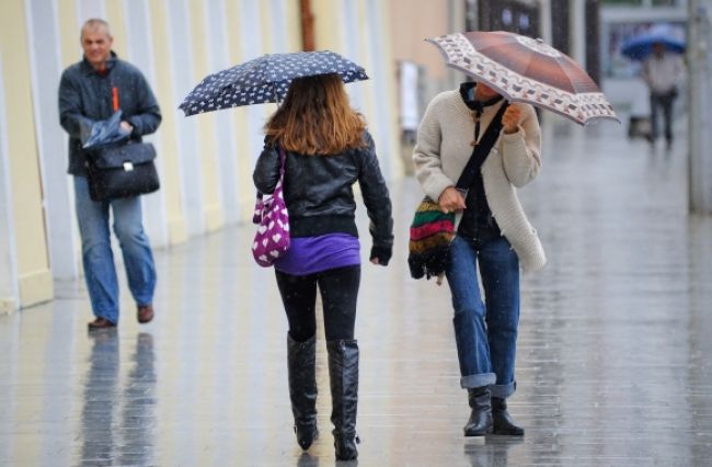 Slováci vyťahujú dáždniky, na mnohých miestach bude pršať