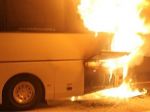 Pri požiari školského autobusu uhorelo 17 detí a učiteľka