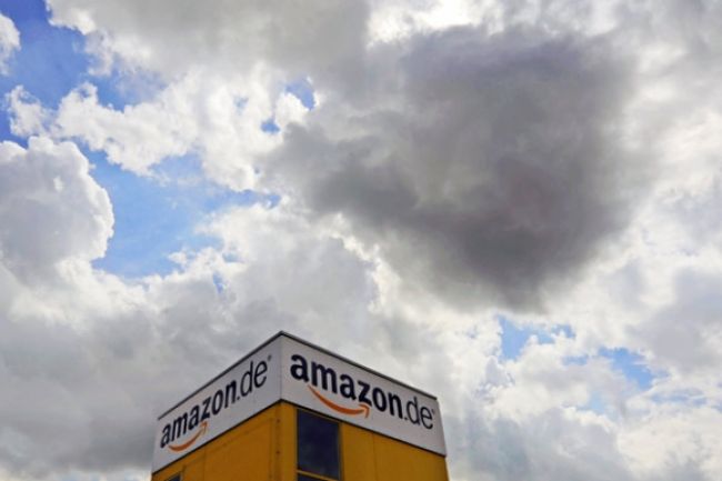 Tisíce pracovníkov Amazonu štrajkujú za lepšie platy