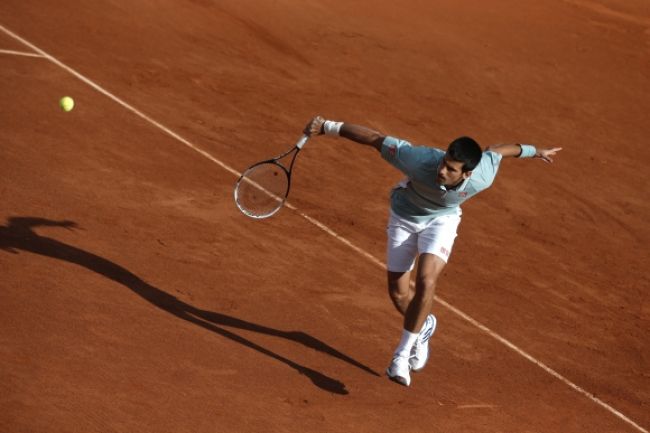 Novak Djokovič v Paríži s ťažkosťami vyradil Goffina