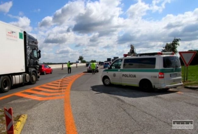 Policajti si posvietia na vodičov na diaľnici D2