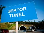Počas víkendu budú opravovať cestu pred tunelom v Bratislave