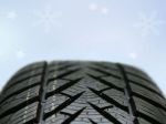 Mercedes testoval pneumatiky, konkurenti protestujú