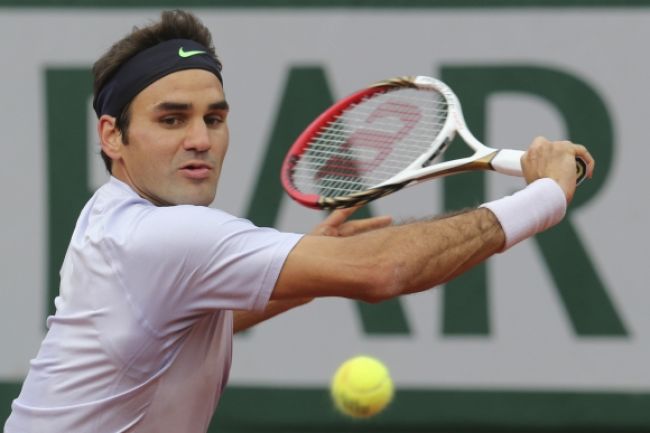 Roger Federer v Paríži presvedčivo postúpil cez Benneteaua