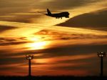 Muž sa ukryl v podvozku lietadla, počas letu zamrzol