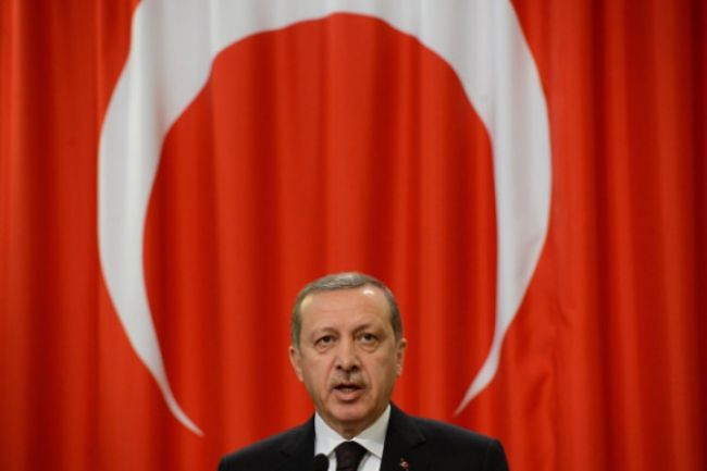 Turecký premiér sa vracia, čakajú ho demonštranti