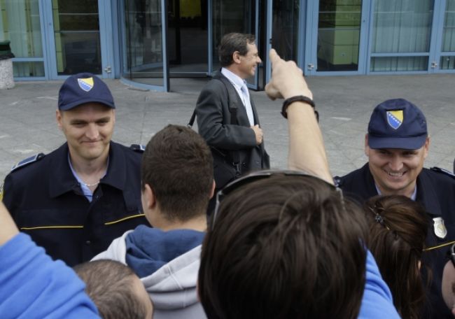 Stovky ľudí obkľúčených v bosnianskom parlamente prepustili