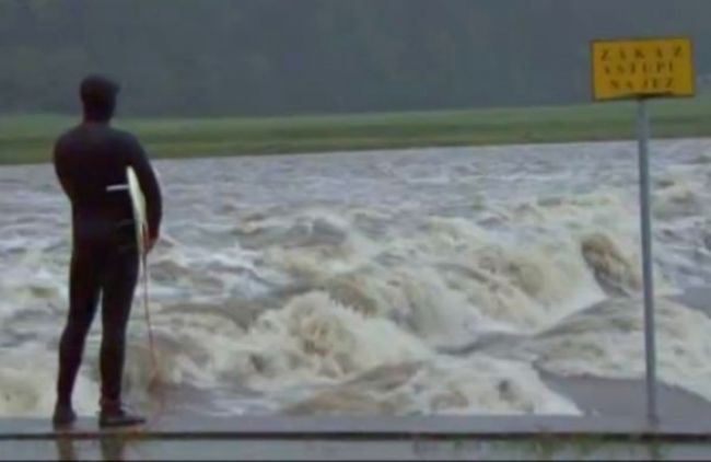 Video: Surfér v Česku riskuje život na rozbúrenej rieke