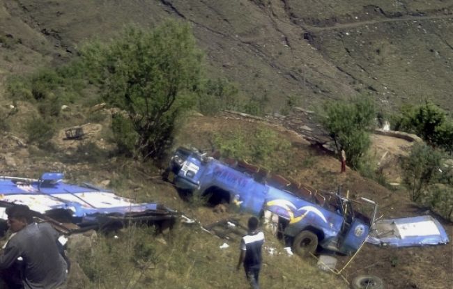 Autobus sa kotúľal takmer 150 metrov, zahynulo 18 ľudí