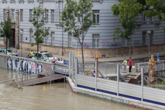 Dunaj v Bratislave klesá, mobilné hradenia rozobrali