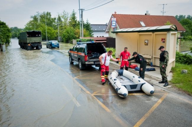 Devínska cesta už nie je zaplavená, voda v DNV je nepitná