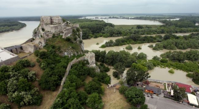 Hladina Dunaja v Devíne klesla od štvrtka o dva a pol metra