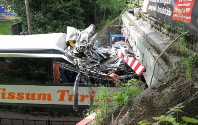V Nemecku havaroval autobus, hlásia desiatky zranených