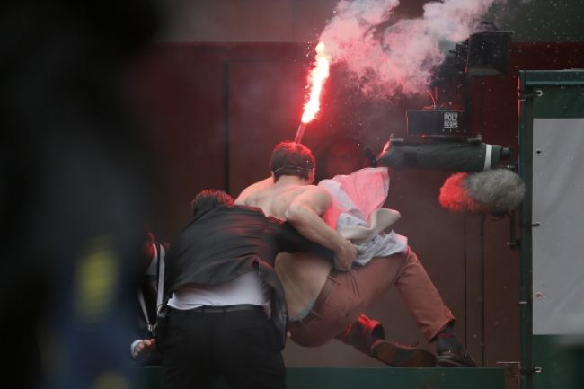 Tenisové finále v Paríži narušila osoba s fakľou