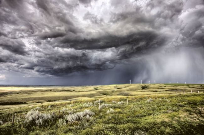 Meteorológovia vydali výstrahu pred búrkami, hrozia aj krúpy