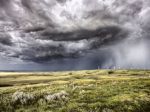 Meteorológovia vydali výstrahu pred búrkami, hrozia aj krúpy
