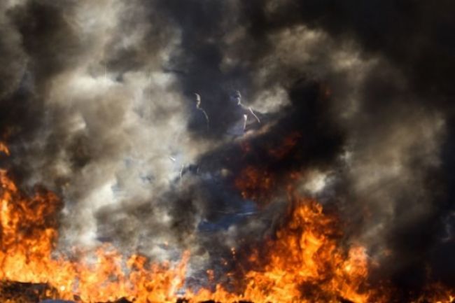 Muž chcel zhorieť v dome, policajti ho vytiahli