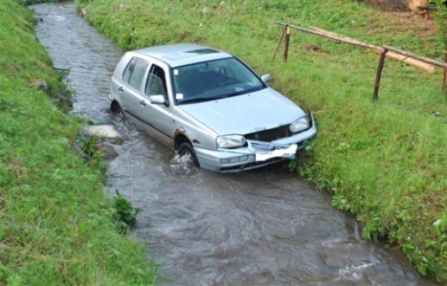 Opitý mladík bez vodičského preukazu zaparkoval v potoku