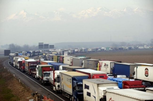 Colníci kontrolovali kamióny, hľadali úniky DPH