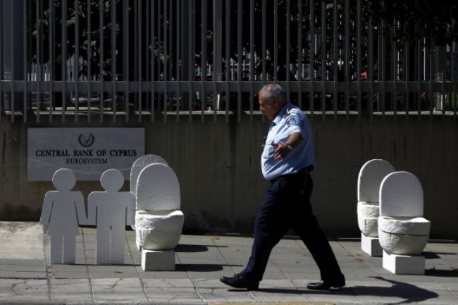Pred národnou bankou na Cypre rozmiestnili desiatky záchodov