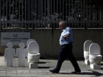 Pred národnou bankou na Cypre rozmiestnili desiatky záchodov