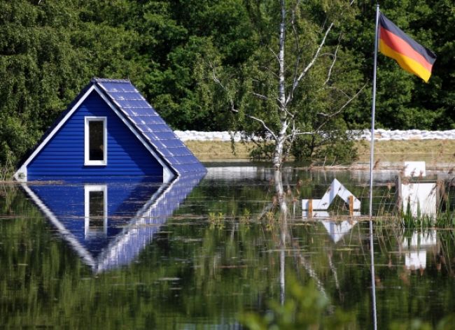 Rekordne vysoké Labe sa valí na Hamburg