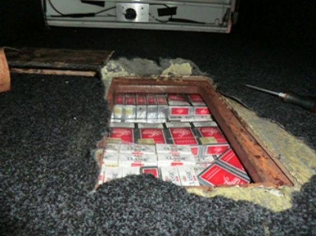 V českom autobuse objavili takmer stotisíc kusov cigariet