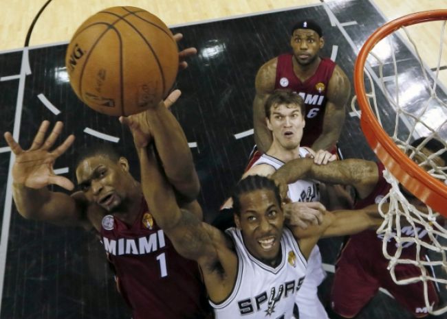 Spurs deklasovali vo finále Miami a vytvorili rekord