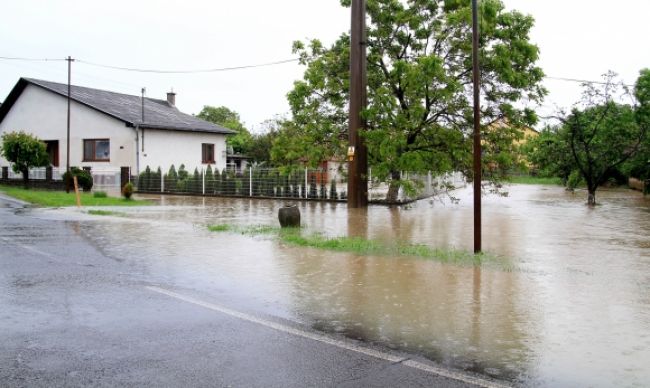 Voda v regiónoch podmyla cestu a zaplavila obec